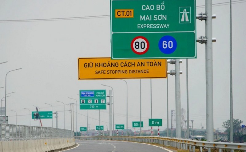 Biển báo tốc độ tối đa và tối thiểu trên cao tốc