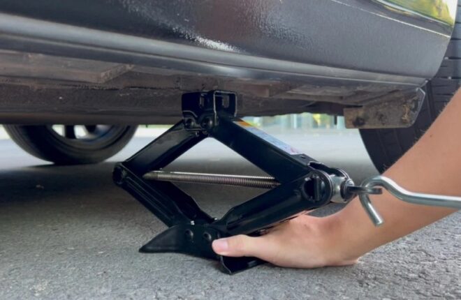 Bộ thay lốp dự phòng, bộ dụng cụ không thể thiếu cho xe hơi