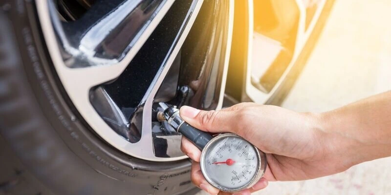 Áp suất lốp quá thấp khiến xe hao xăng vì lực cản lăn tăng lên