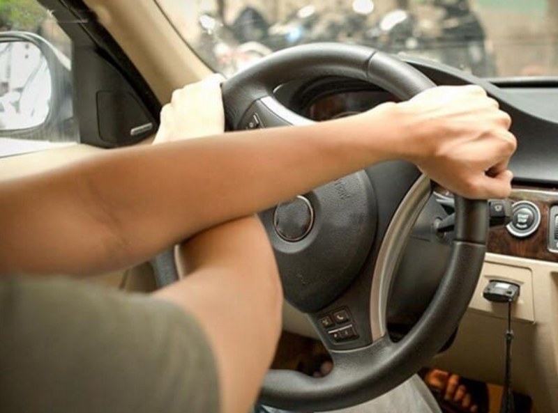 Đánh lái bắt chéo tay chỉ nên dùng ở tốc độ thấp