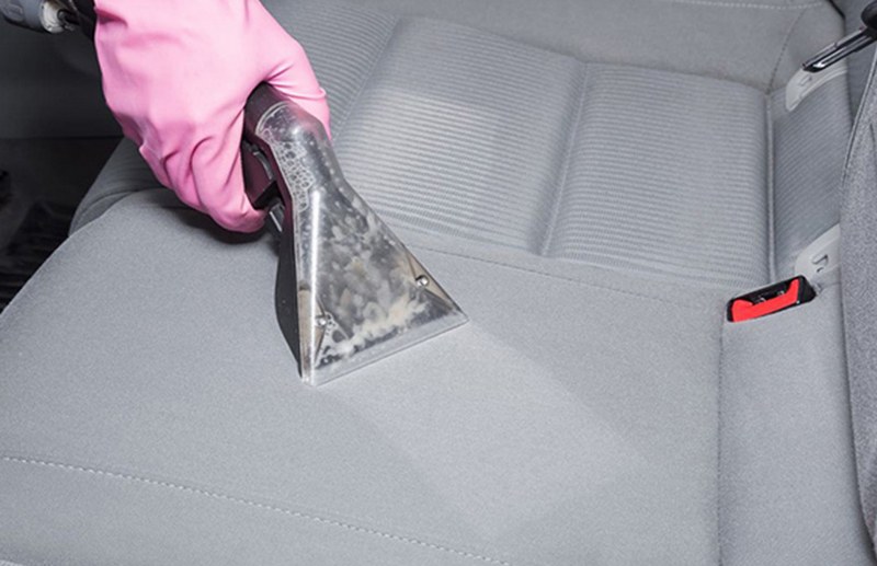 Bước 2: Xử lý vết bẩn bằng dung dịch phù hợp