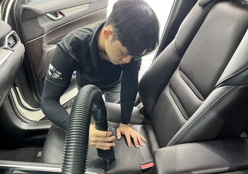 Cách làm sạch ghế nỉ xe ô tô đúng cách và không gây mùi ẩm