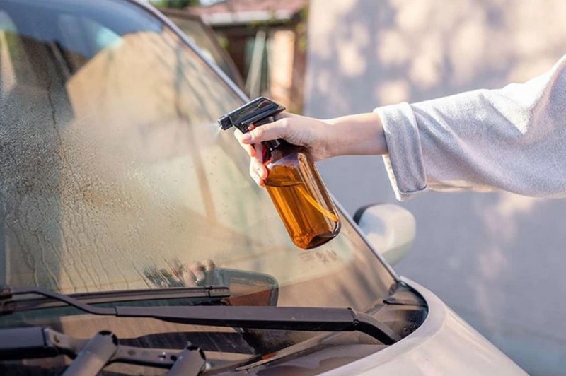 Vì sao kính ô tô dễ bị ố và mờ?