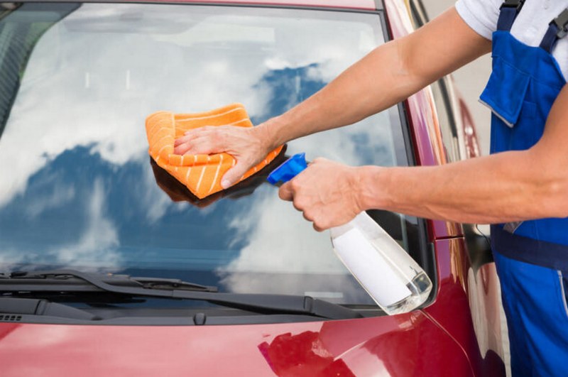 Cách làm sạch kính ô tô phía bên trong xe