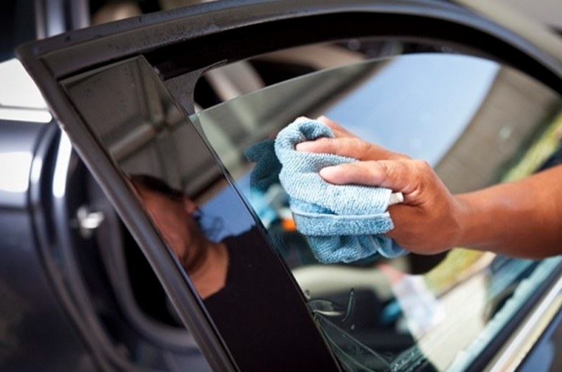 Cách làm sạch kính ô tô hiệu quả, không để lại vệt và ố mờ