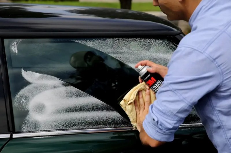 Cách tẩy ố kính ô tô bằng nguyên liệu tại nhà