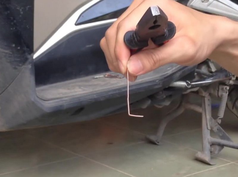 Nhờ cửa hàng xe điện hoặc thợ khóa hỗ trợ