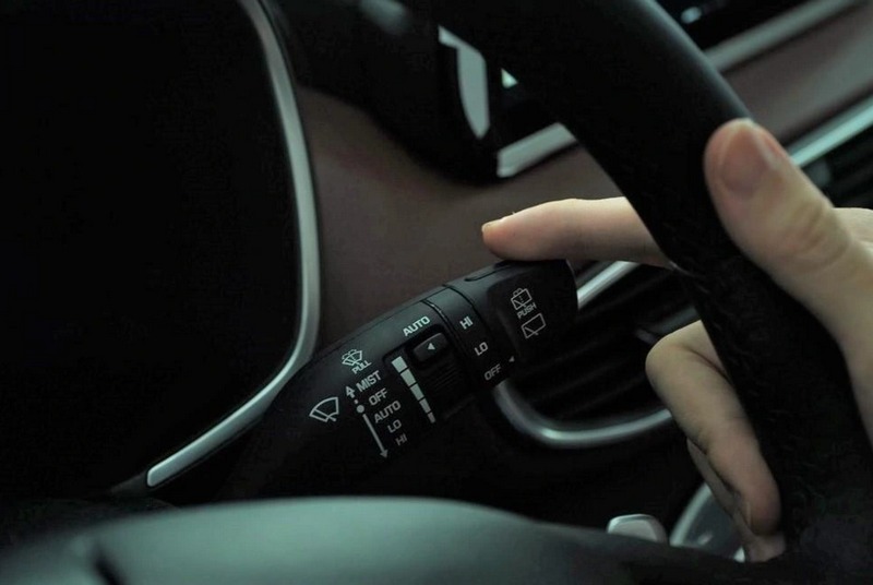 Sử dụng cần gạt nước kết hợp nước rửa kính đúng cách