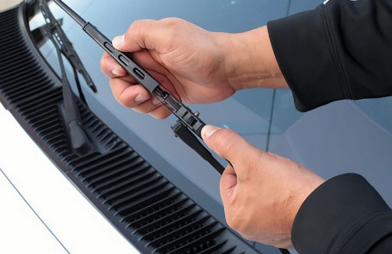 Bước 4: Lắp gạt mưa mới