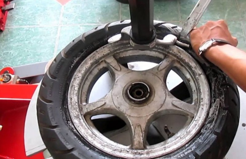 Cách vá lốp không săm an toàn, đúng kỹ thuật và bền lâu