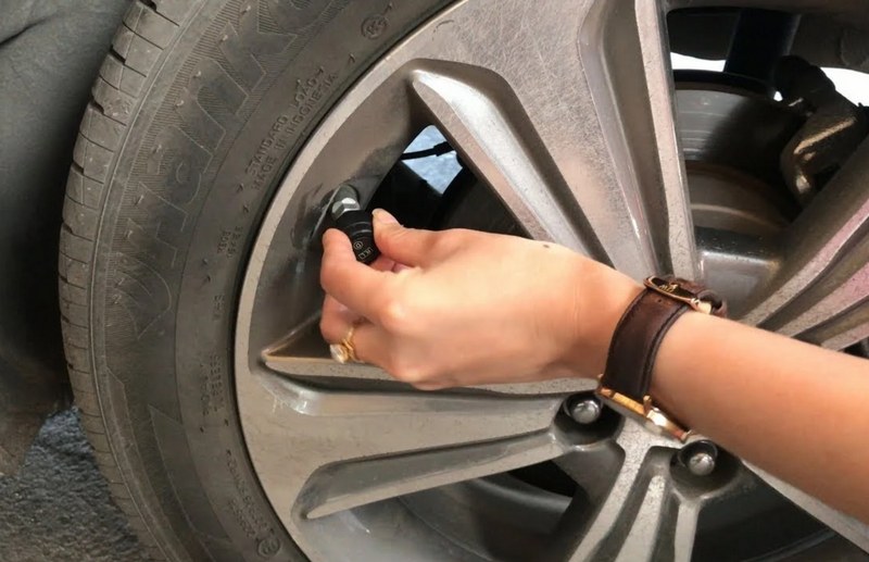 Cảm biến áp suất lốp van ngoài là gì?