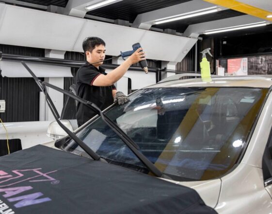 Giải đáp: Có nên dán phim cách nhiệt cho kính lái không?