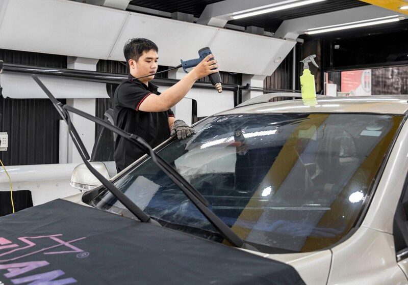 Giải đáp: Có nên dán phim cách nhiệt cho kính lái không?