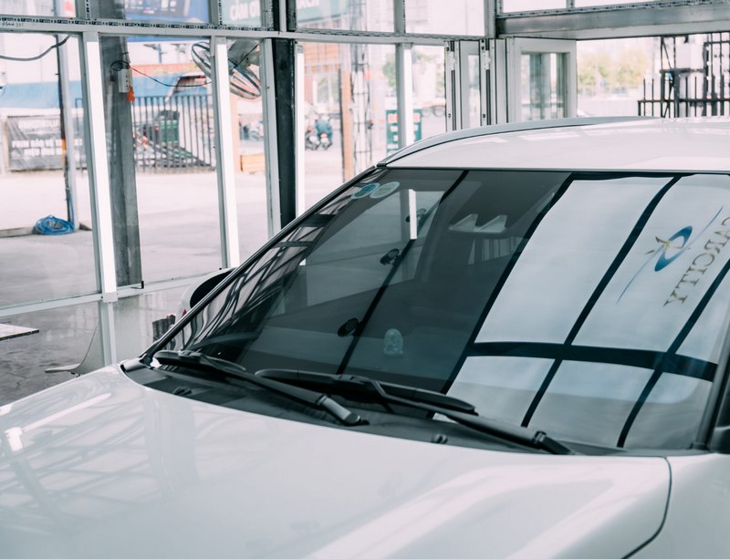 Kính lái, vị trí hấp thụ nhiệt lớn nhất trên xe