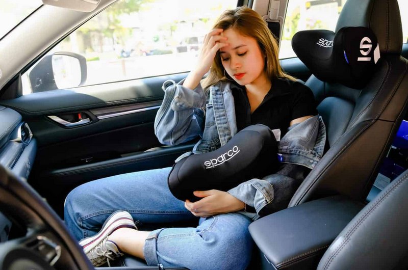 Có nên dùng gối tựa đầu ô tô không? Lợi ích thực sự của gối