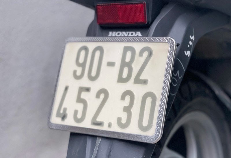 Phân biệt phí ép biển và lệ phí cấp lại biển theo luật