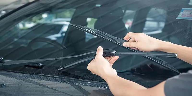 Người lái xe nên lưu ý một số trường hợp nên nhanh chóng thay cần gạt 