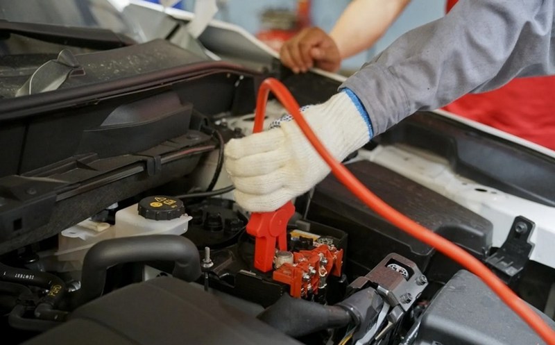 Vệ sinh đầu cực giúp tăng khả năng dẫn điện