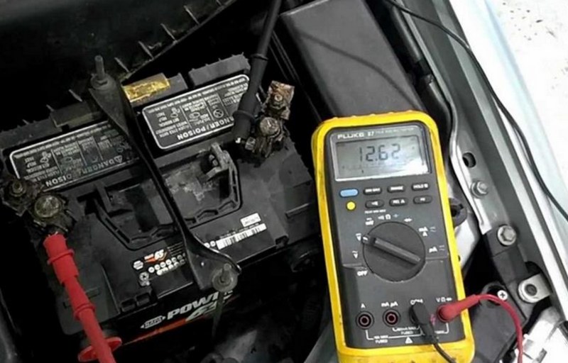 Kích bình ắc quy trong trường hợp khẩn cấp
