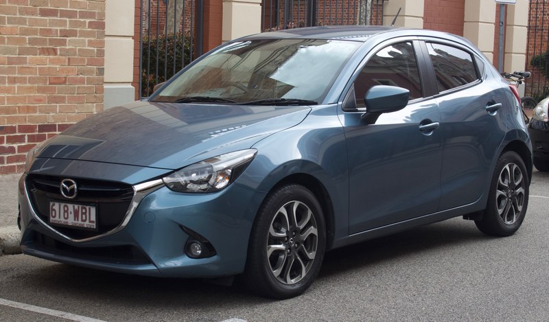Vai trò của mặt ca lăng trên Mazda 2 là gì?