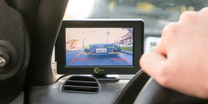 Camera lùi hoặc camera 360 độ hỗ trợ lái xe an toàn hơn