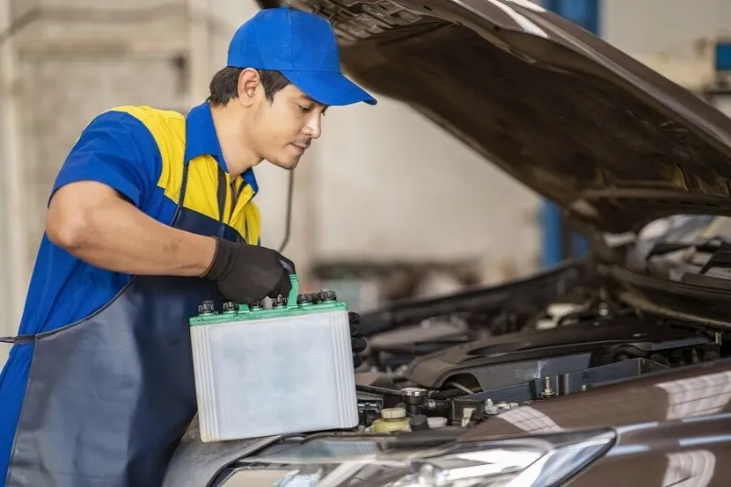 Giá thay ắc quy phụ thuộc vào loại ắc quy ô tô