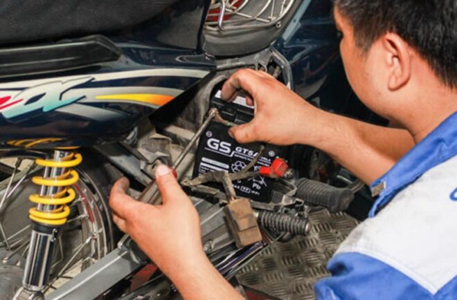 Thay ắc quy xe máy tại nhà nhanh chóng, đúng kỹ thuật