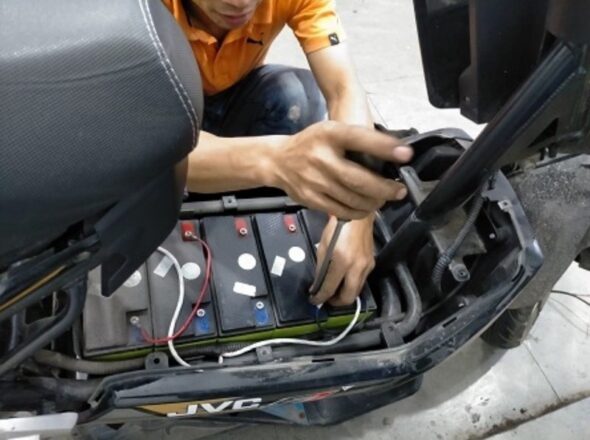 Thay bình ắc quy xe điện bao nhiêu tiền? Cập nhật giá 2026