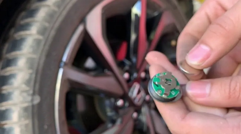 Bước 4: Thay pin hoặc thay mới cảm biến TPMS