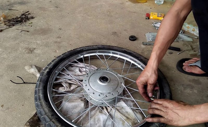 Mức giá vá lốp xe máy hiện nay là bao nhiêu?