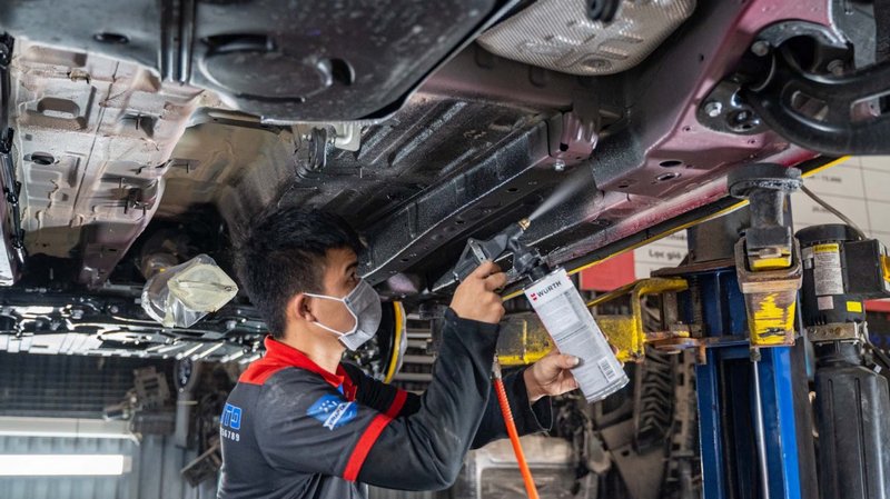 Bước 2: Nâng xe lên cầu chuyên dụng